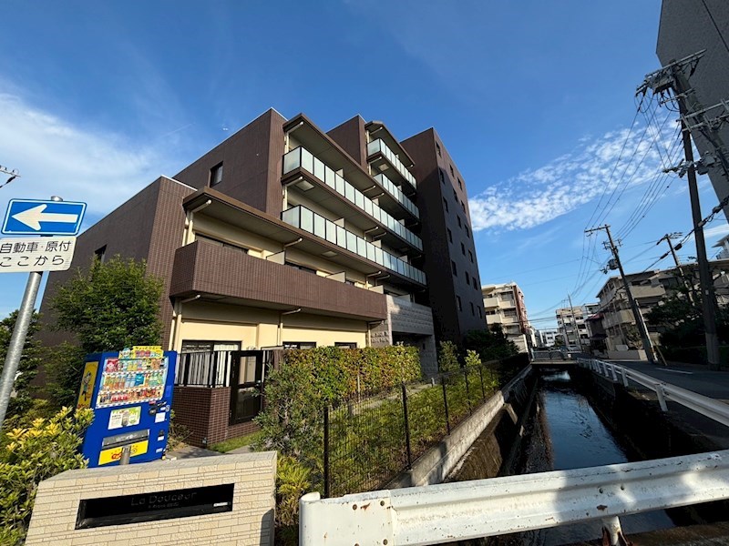 【西宮市大屋町のマンションの建物外観】