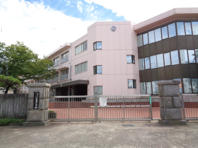 小学校　四国中央市立三島小学校（小学校）まで650m