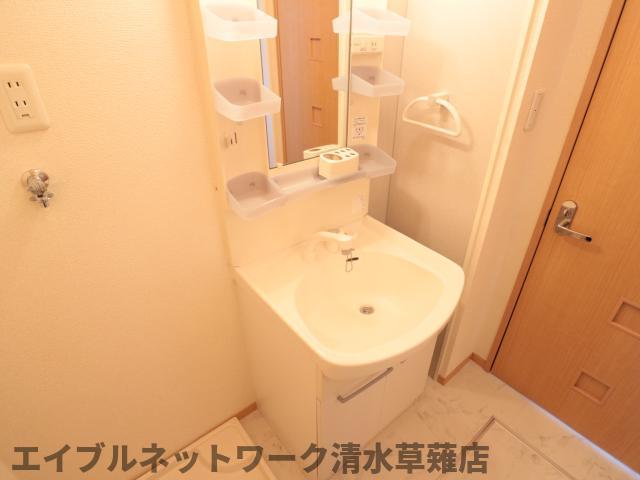 洗面設備　ゆったりとスペースのある洗面所