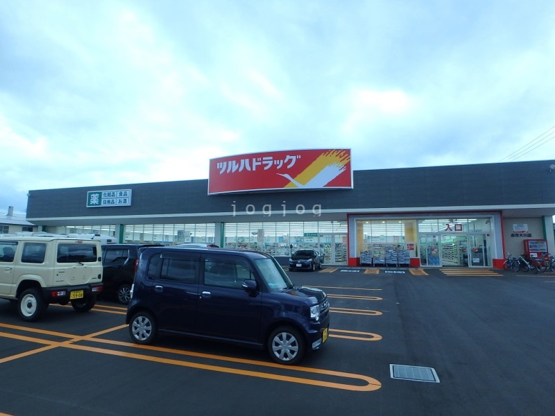 ドラックストア　ツルハドラッグ余市大川店（ドラッグストア）まで980m