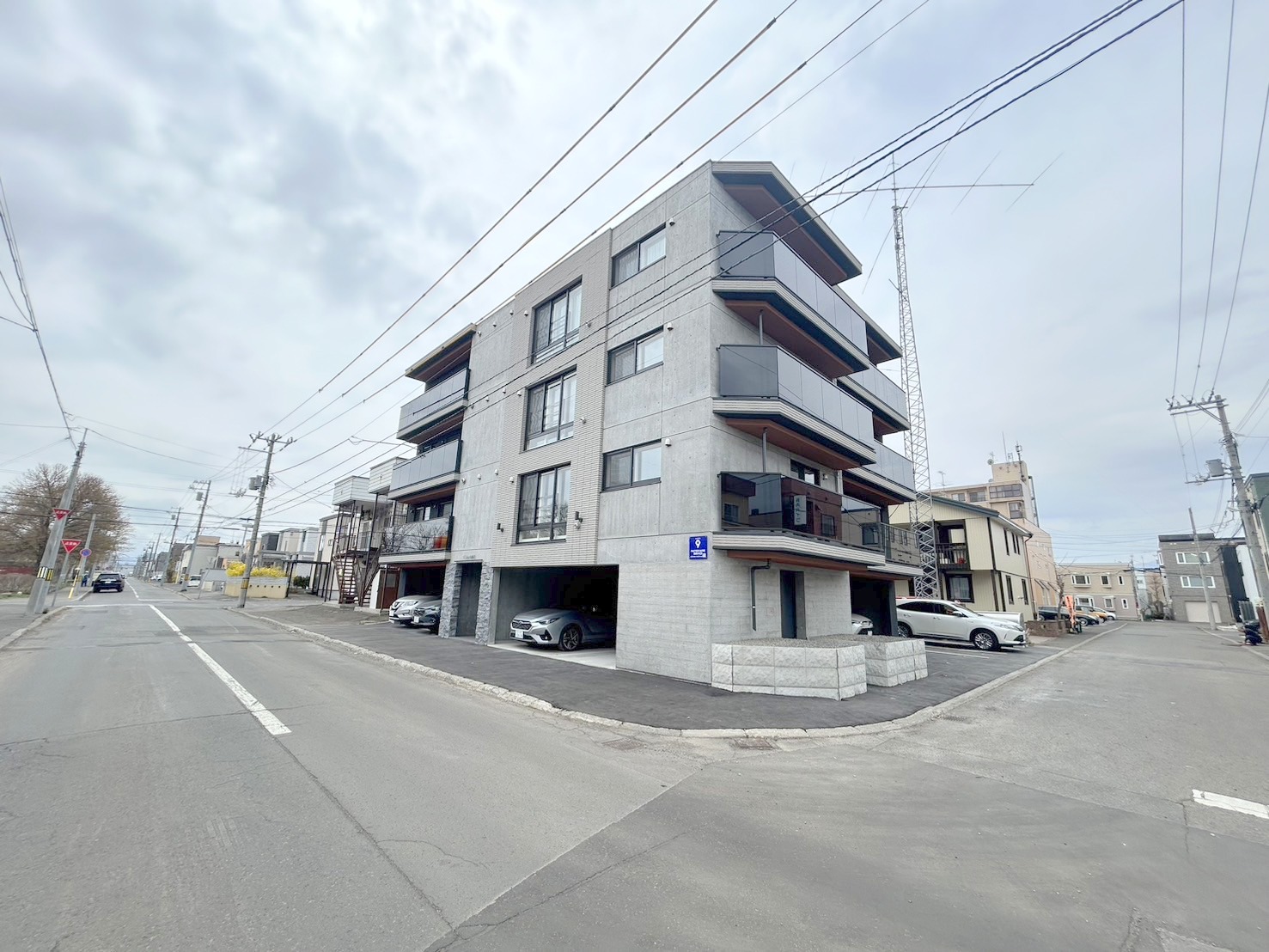 札幌市東区北二十三条東のマンションの建物外観
