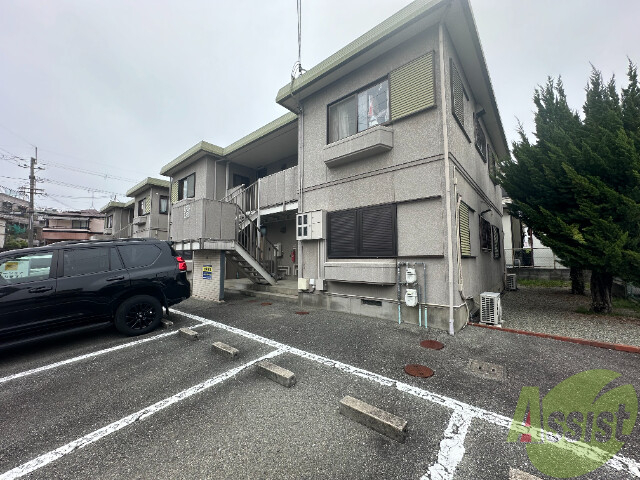 池田市鉢塚のマンションの建物外観