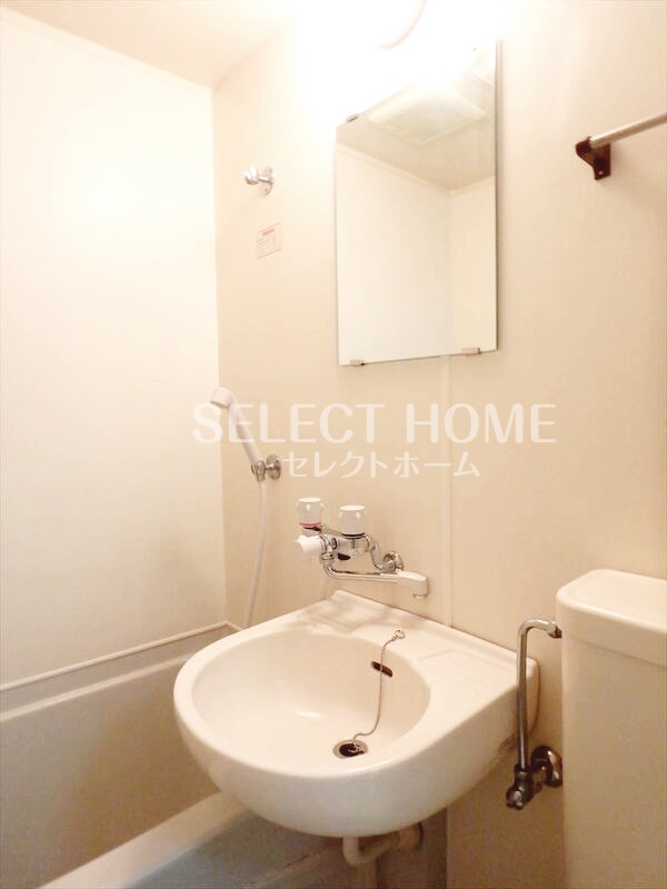 洗面設備　明るい洗面所です