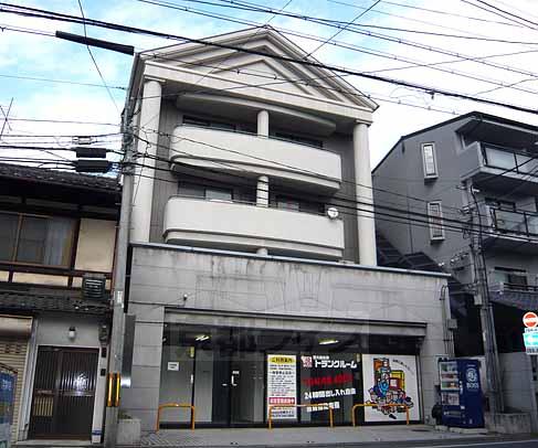 京都市右京区西院西高田町のマンションの建物外観