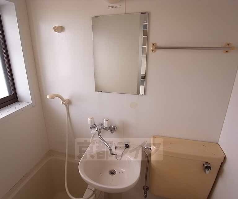 洗面設備　ユニットバス内の洗面台です。