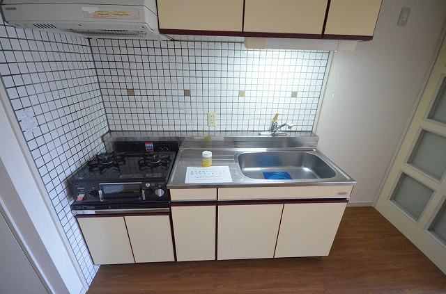 キッチン　写真は別号室のものです。