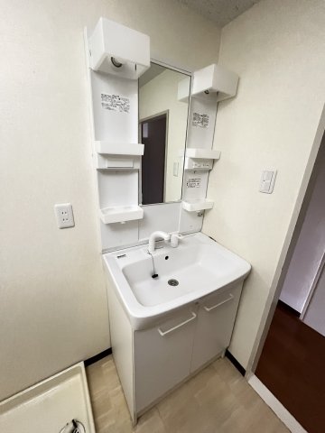 洗面設備　ゆったりとスペースのある洗面所