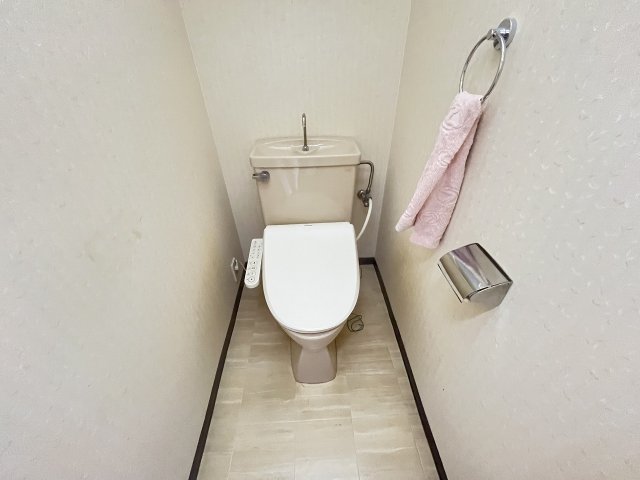トイレ　落ち着いた色調のトイレです