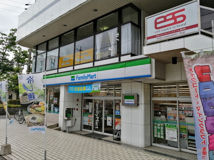 コンビニ　ファミリーマート（コンビニ）まで660m