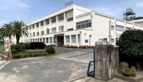 中学校　浅口市立鴨方中学校（中学校）まで745m