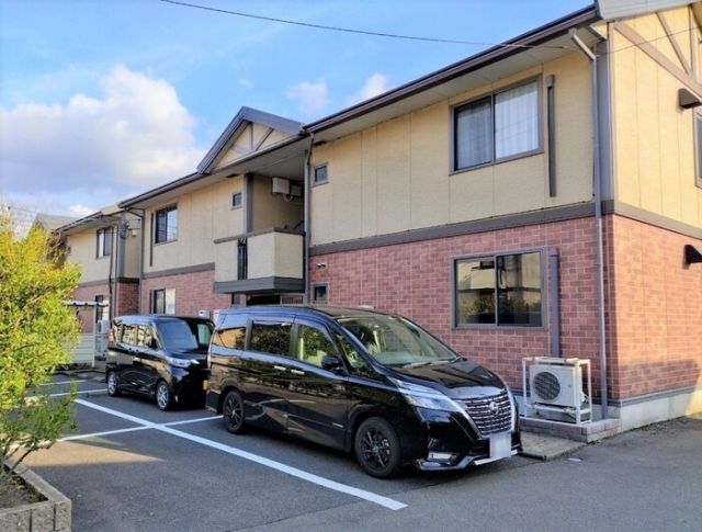 【吉田郡永平寺町松岡室のアパートの建物外観】