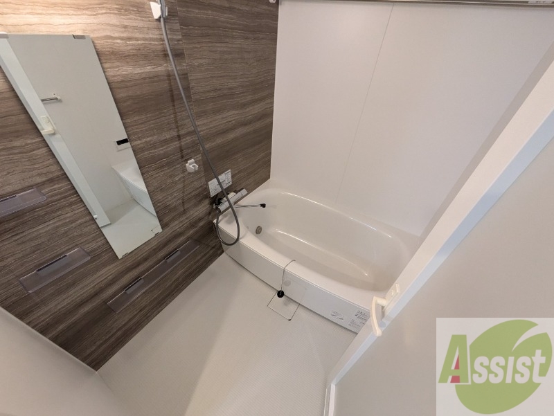 バス・シャワールーム　お風呂です。広々したバスでゆっくりくつろげます。
