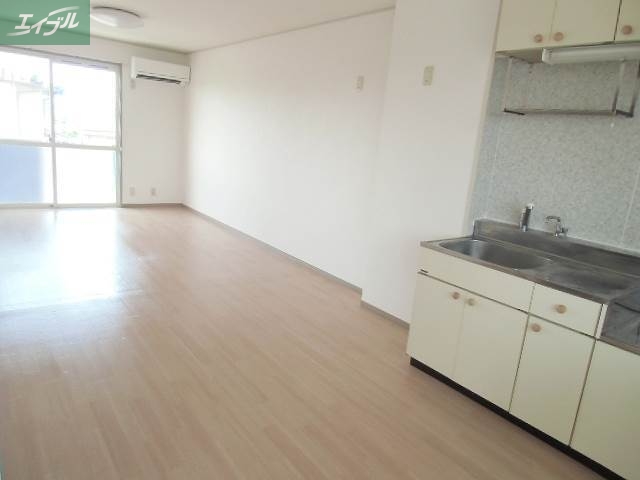 居室・リビング　明るいリビング