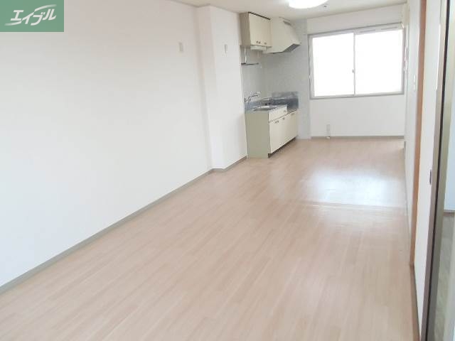 居室・リビング　明るいリビング