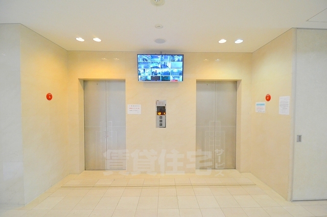 ロビー　エレベーター2基