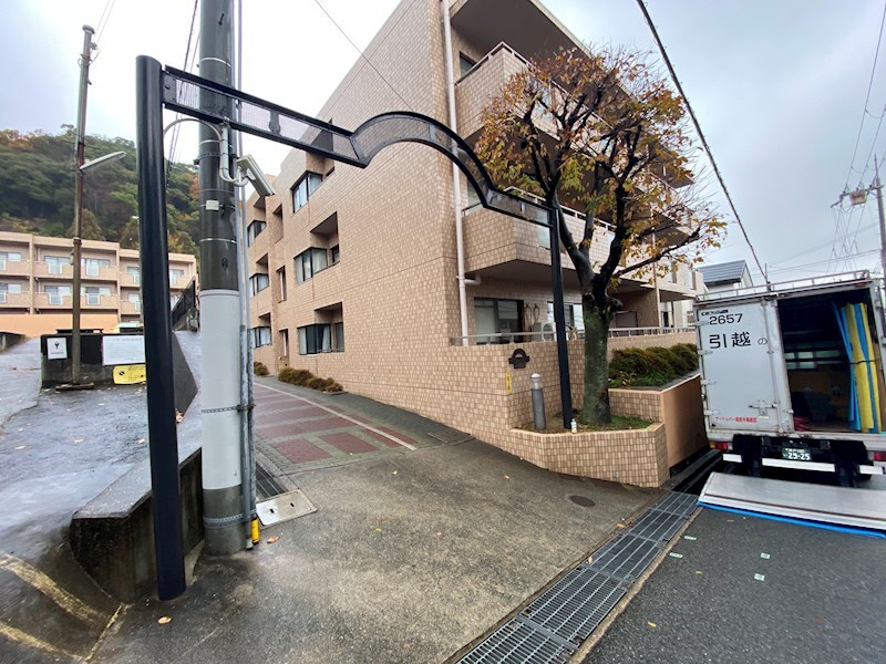 【神戸市灘区箕岡通のマンションのエントランス】