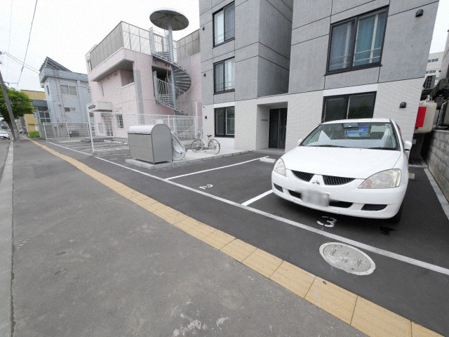 【札幌市北区北三十条西のマンションの駐車場】