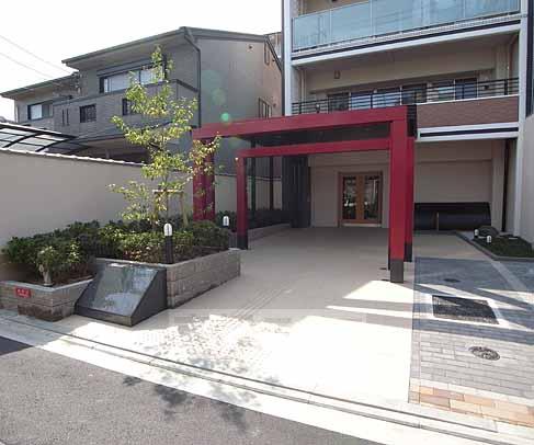 【京都市伏見区深草柴田屋敷町のマンションのエントランス】