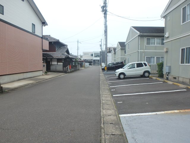 【グランデール八坂の駐車場】