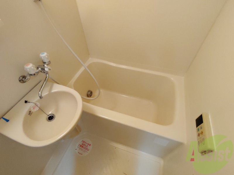 バス・シャワールーム　バスルームはこちらです。広々としてゆったり休めます。