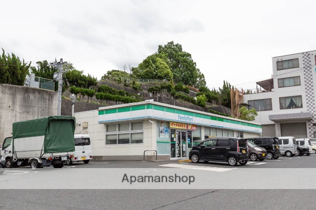 コンビニ　ファミリーマート（コンビニ）まで587m