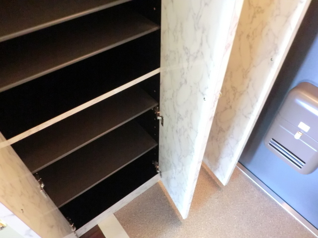 玄関　シューズＢＯＸと物入れがあります。