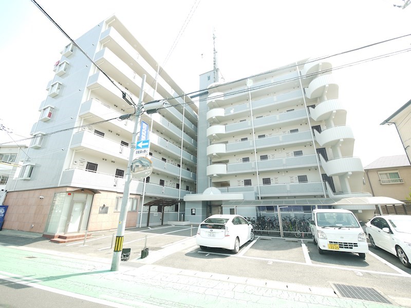 【岡山市北区厚生町のマンションの建物外観】