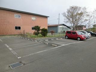 【レオネクスト日の出の駐車場】