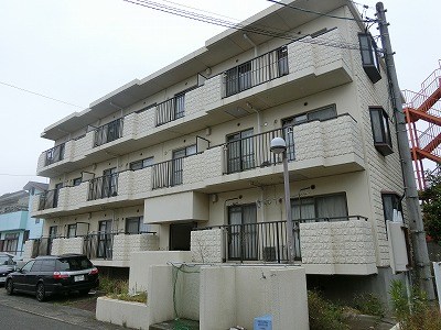 伊勢原市東成瀬のマンションの建物外観