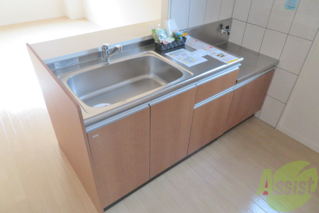 キッチン　カウンターキッチンなので調理する際に便利ですよ。