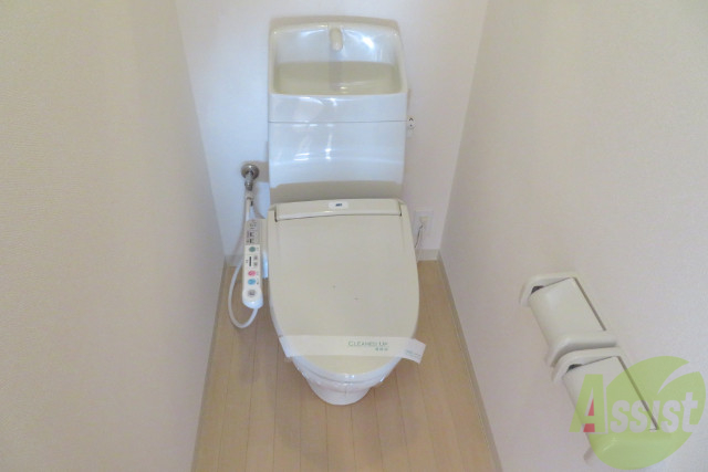 トイレ　嬉しいウォシュレット機能付きです。便利ですね。