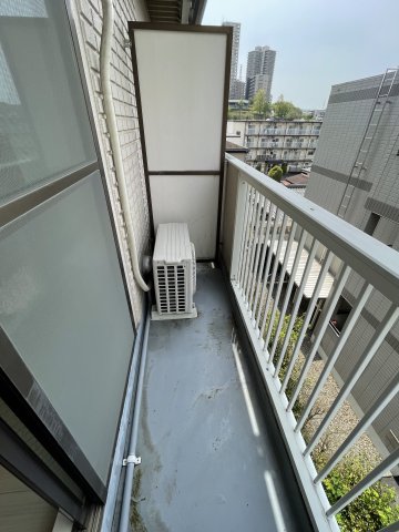 バルコニー　南西向き最上階の３階で陽当り良好のバルコニーです♪