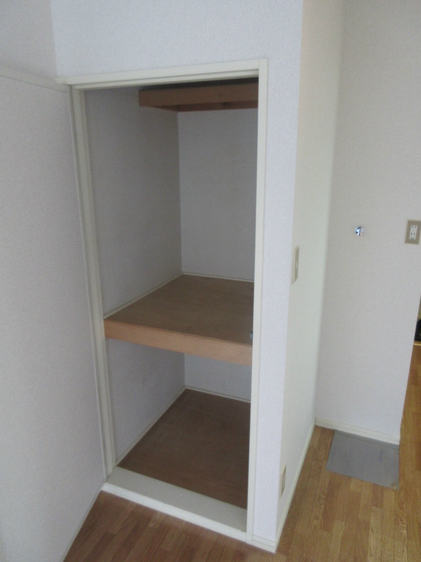 収納　約半間分の物入付きです。奥行きがありたくさんの物が入ります♪