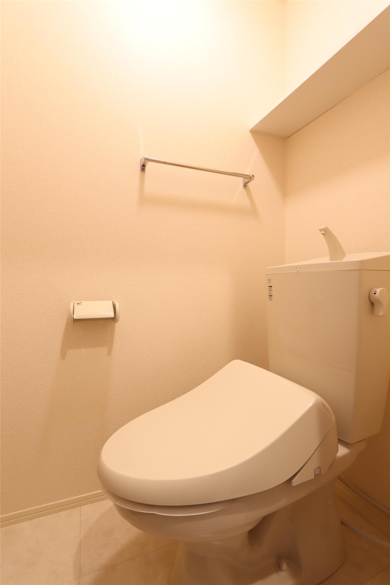 トイレ　写真は同タイプ別室です。仕様が異なる場合がございます。