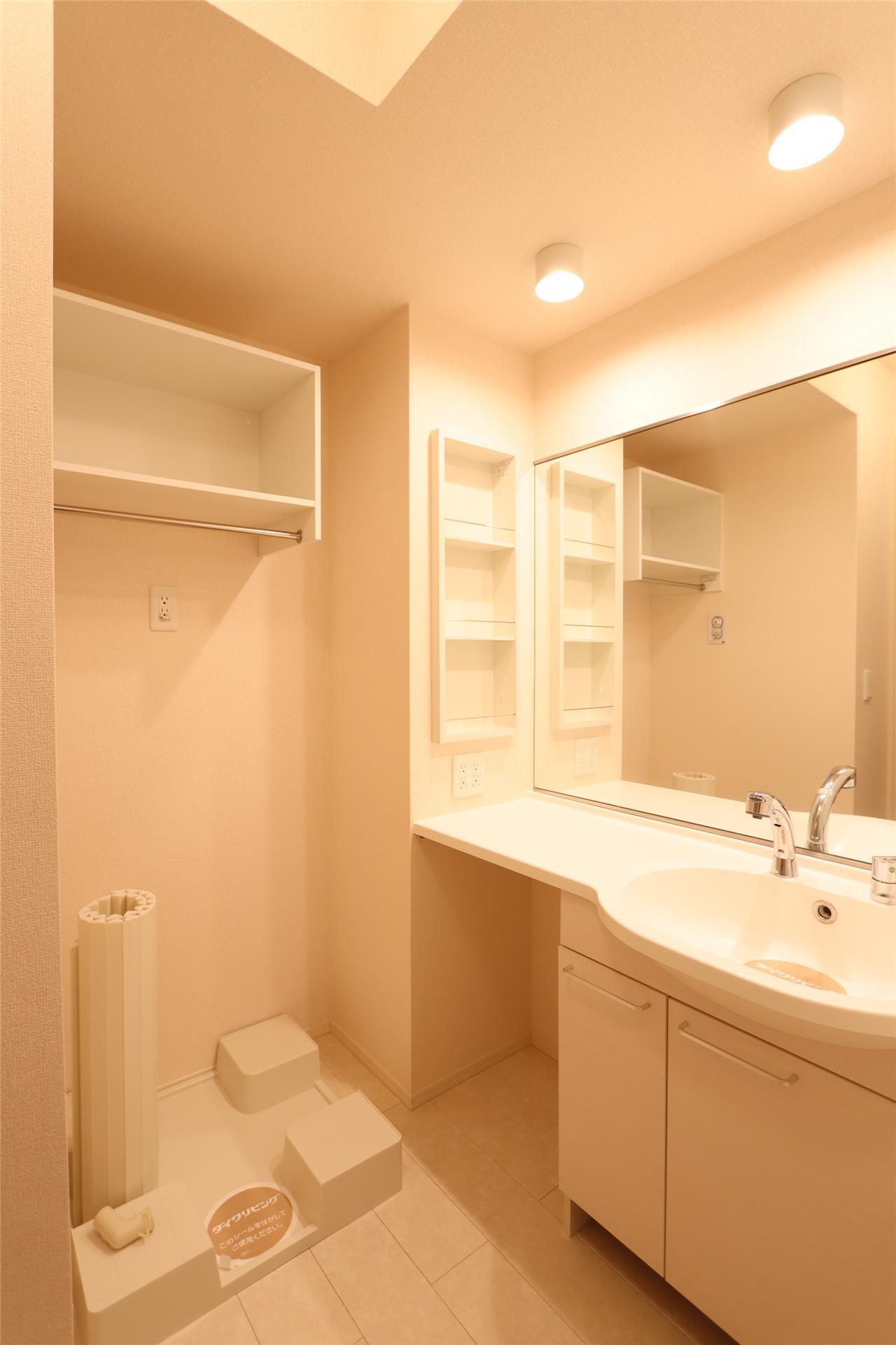 洗面設備　写真は同タイプ別室です。仕様が異なる場合がございます。