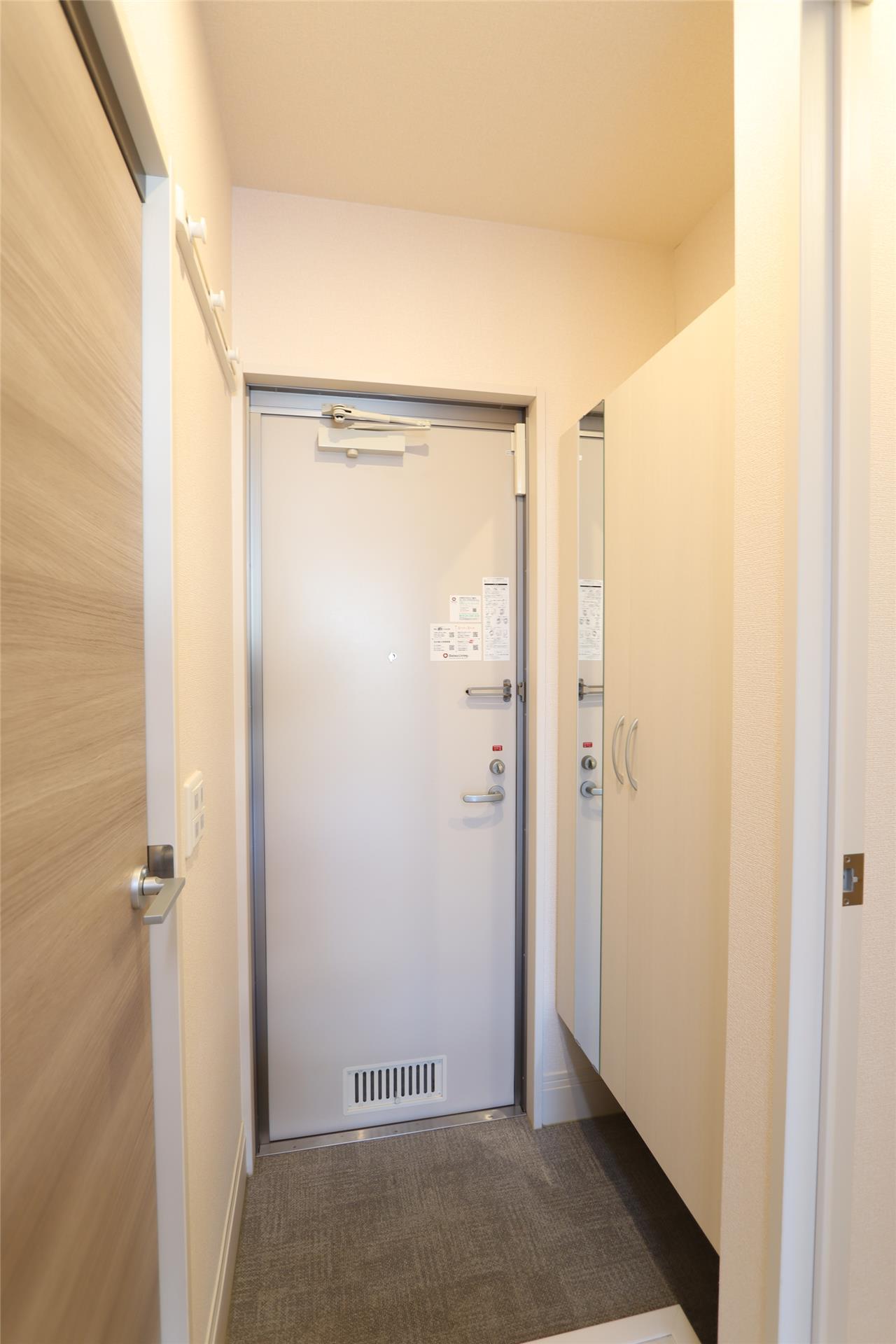 玄関　写真は同タイプ別室です。仕様が異なる場合がございます。