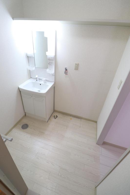 洗面設備　2　シャワー付き洗面台