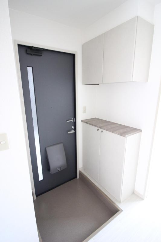 玄関　玄関　シューズボックス付き