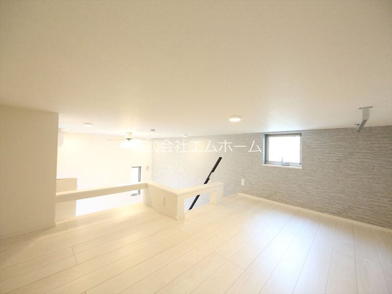 その他部屋・スペース　階段上段ロフト6.1帖（収納にも寝室にも使えます）