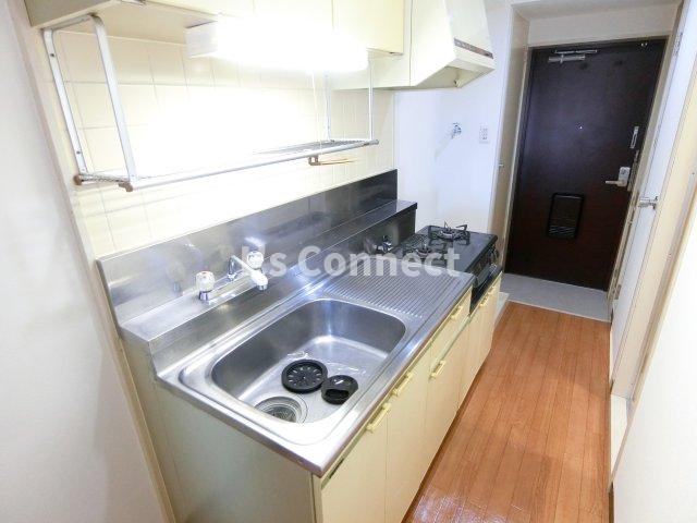 キッチン　２口ガスコンロ付きのキッチン。