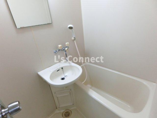 バス・シャワールーム　給湯式のお風呂です。