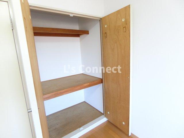 収納　奥行きのある収納で、お荷物もすっきりしまえます。