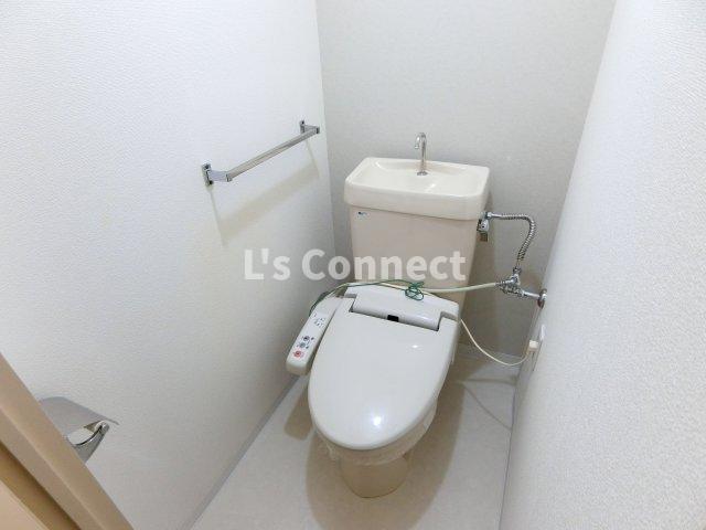 トイレ　温水洗浄便座付きのトイレ。