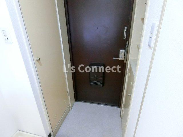 玄関　玄関には下駄箱と収納付き。