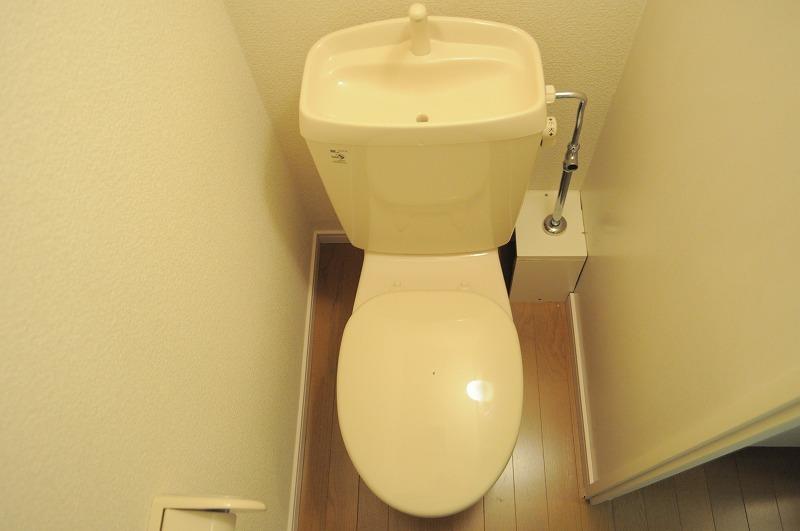 トイレ　白を基調とした清潔感あふれるトイレ