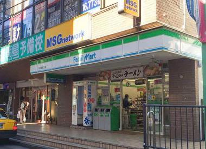 コンビニ　ファミリーマート（コンビニ）まで600m