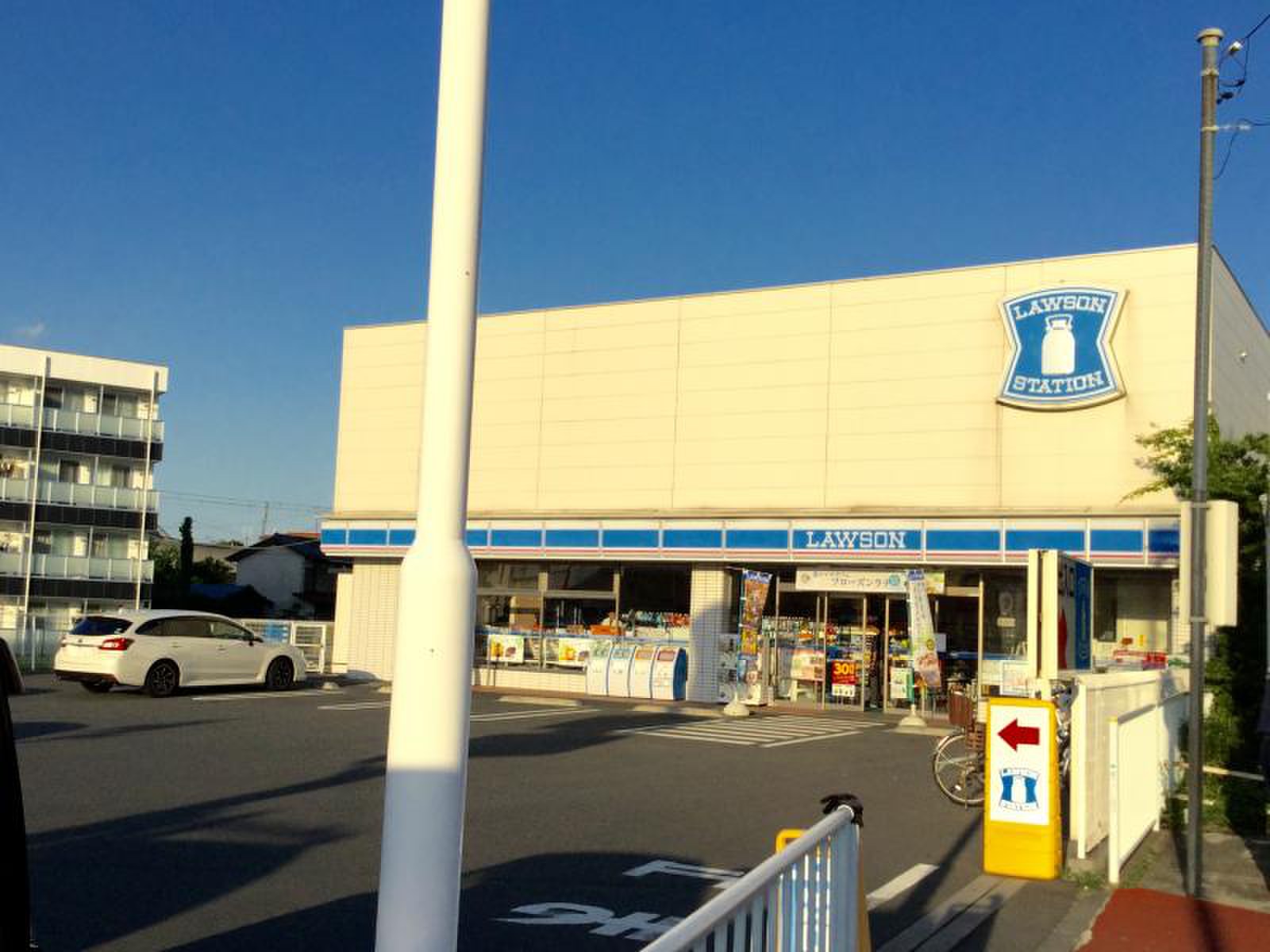 コンビニ　ローソン稲城鶴川街道店（コンビニ）まで651m