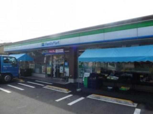コンビニ　ファミリーマート杉並宮前五丁目店（コンビニ）まで557m