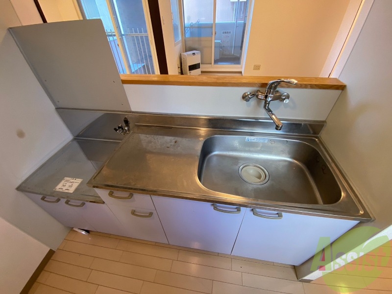 キッチン　キッチンはシックなデザインでした。洗い場も大きい。