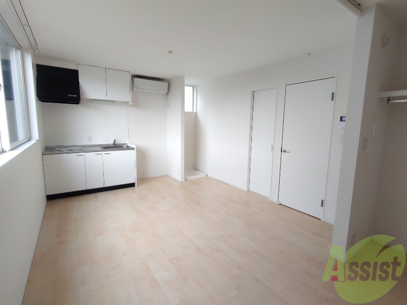 その他部屋・スペース　広くきれいなリビングは明るい光も良く差します。